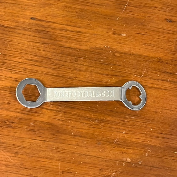 Nike SG Soccer Cleats Stud Key Wrench Tool Soft Ground Mercurial, Tiempo - Picture 1 of 5